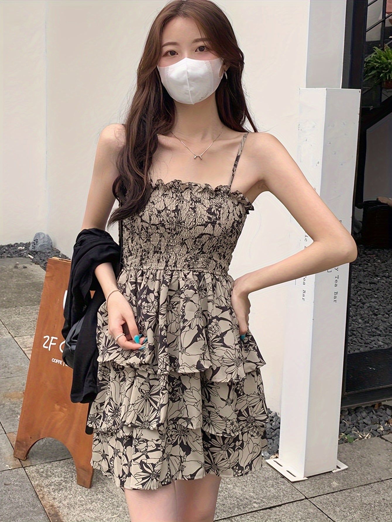 Abito estivo con motivo floreale - Abito a tracolla arioso, design slingback