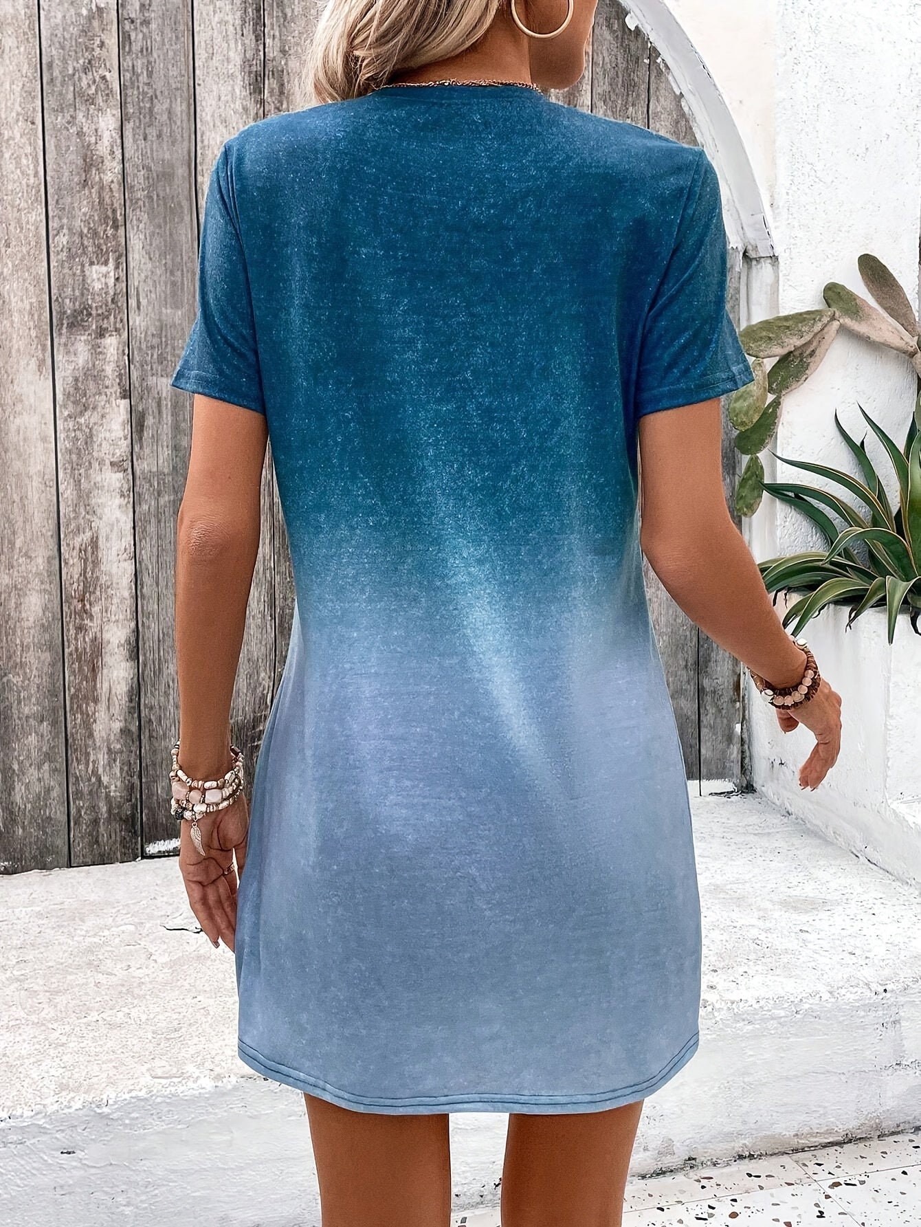 Abito estivo da donna - Abito T-shirt a maniche corte con sfumatura di colore