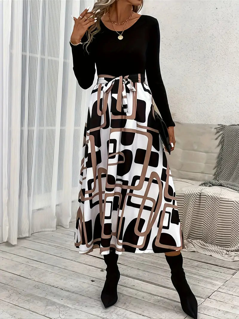 Abito con cintura, stampa grafica e impunture