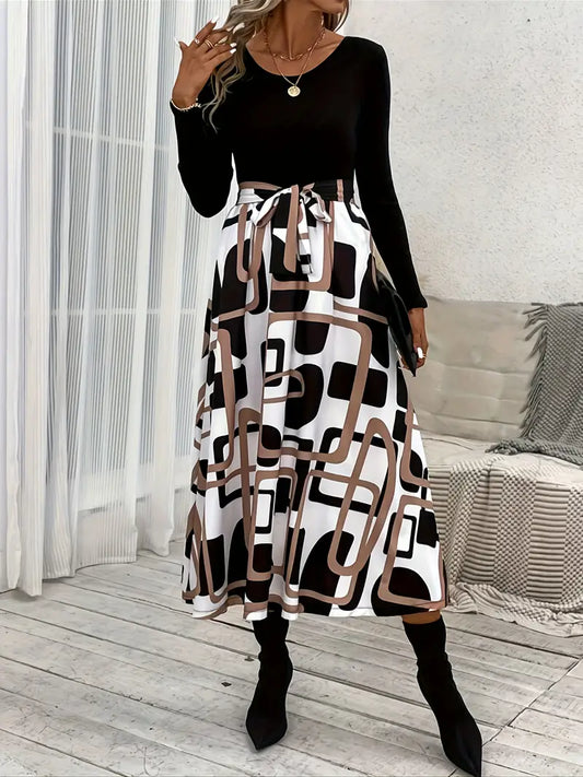 Abito con cintura, stampa grafica e impunture