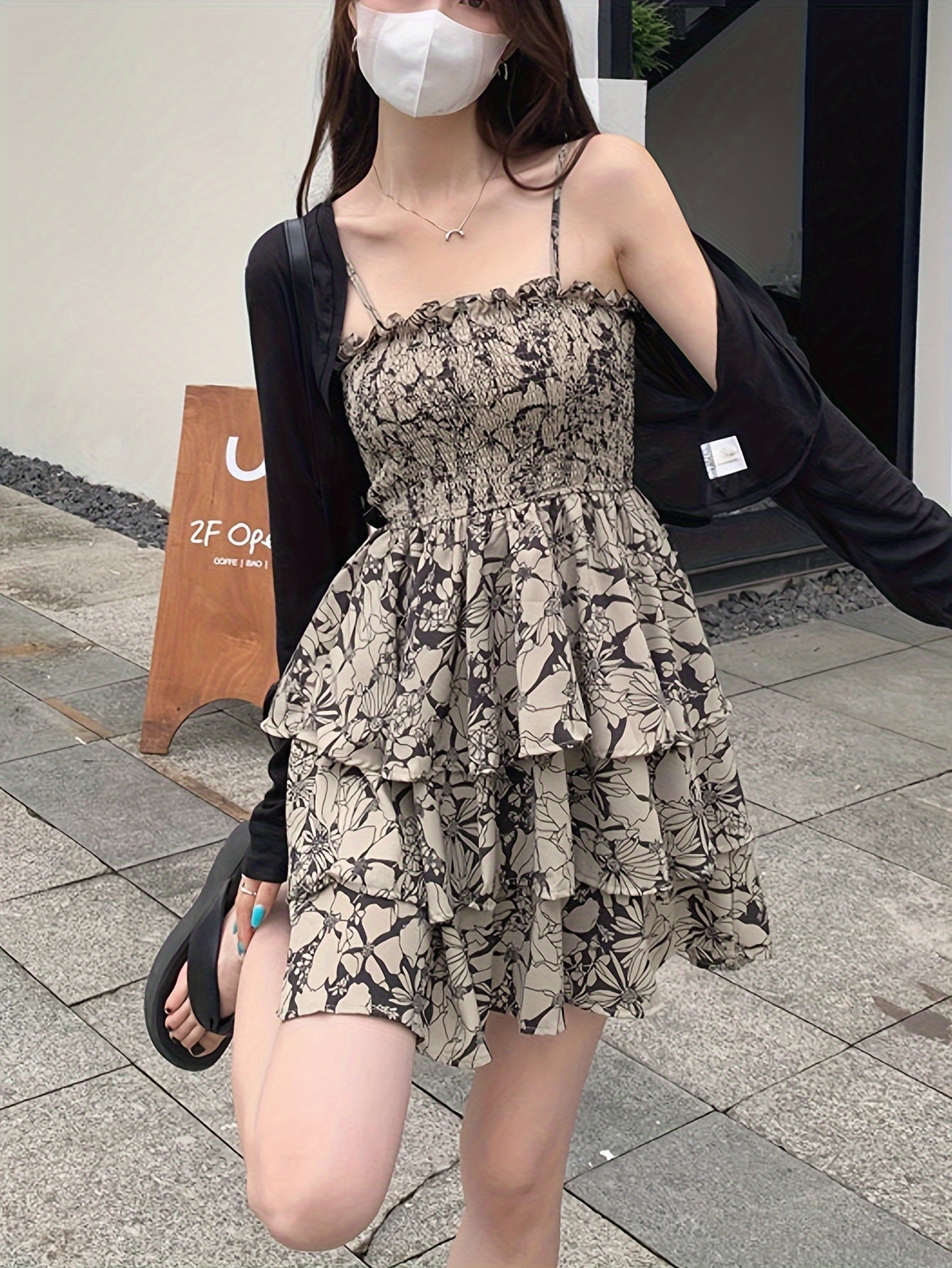 Abito estivo con motivo floreale - Abito a tracolla arioso, design slingback