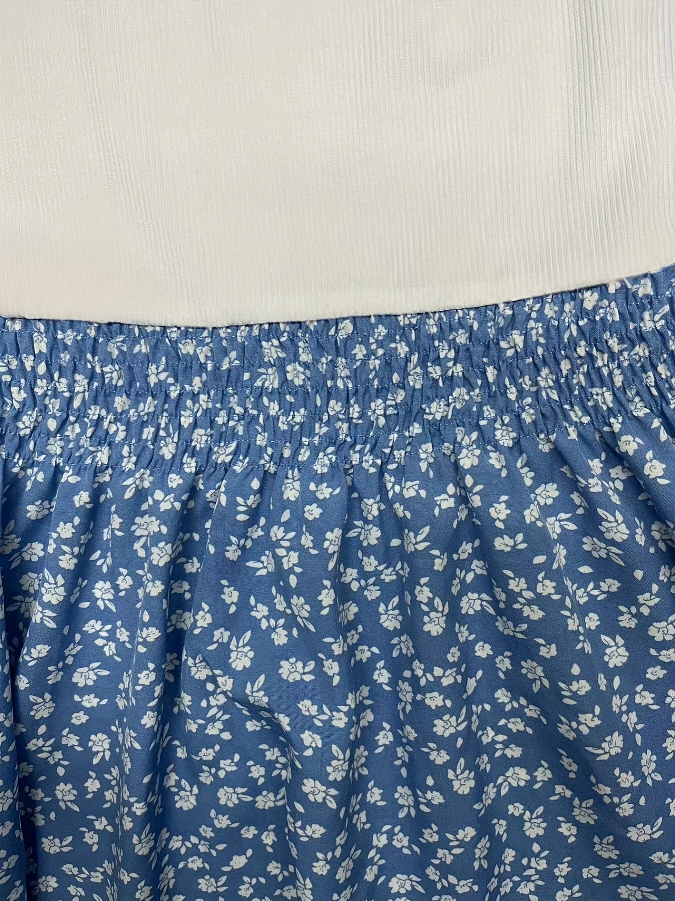 Abito floreale senza maniche - aderente, con scollo a V, arioso ed elegante per la primavera e l'estate