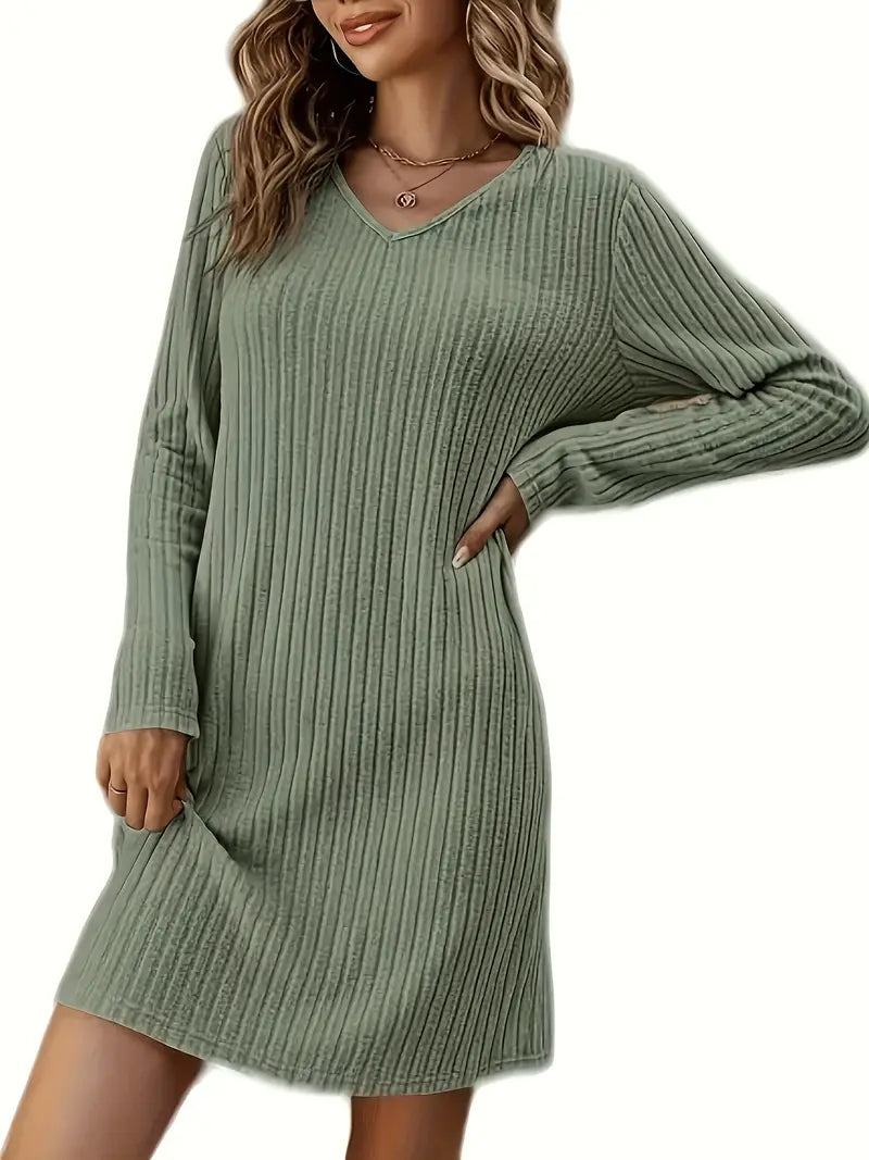 Abito semplice ed elegante con scollatura a V a coste