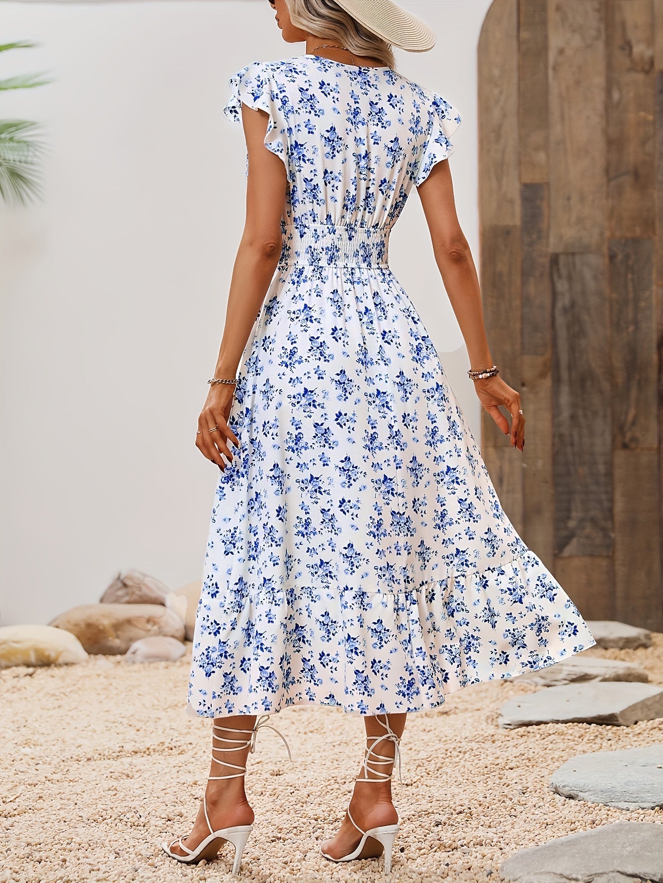 Maxi abito floreale da donna con eleganti fronzoli, look avvolgente estate
