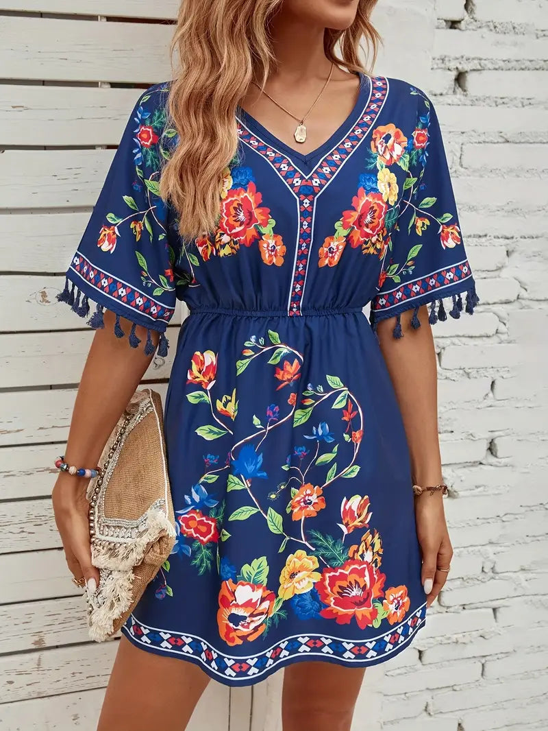 Elegante abito da donna con scollo a V e motivo floreale con nappe