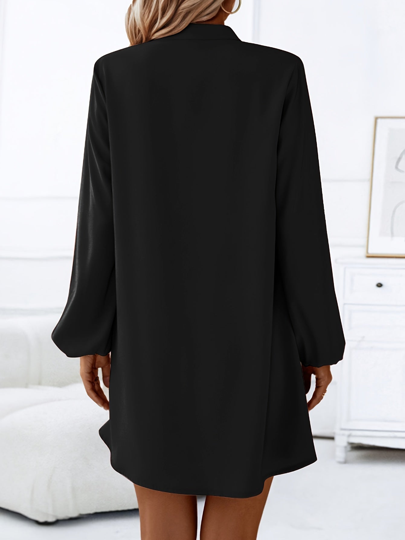 Abito chic a maniche lunghe con scollatura