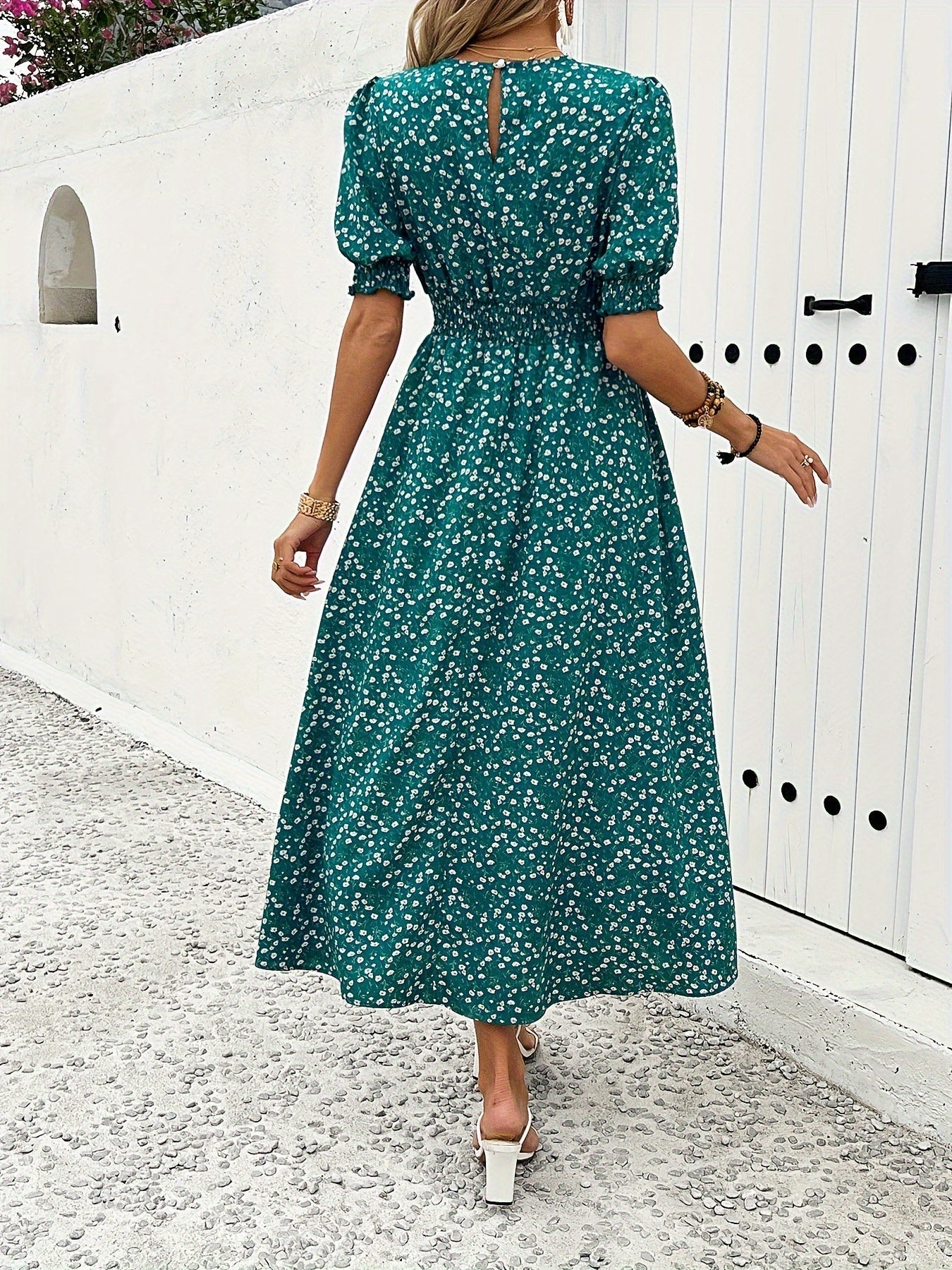 Elegante abito floreale, top aderente e gonna ampia