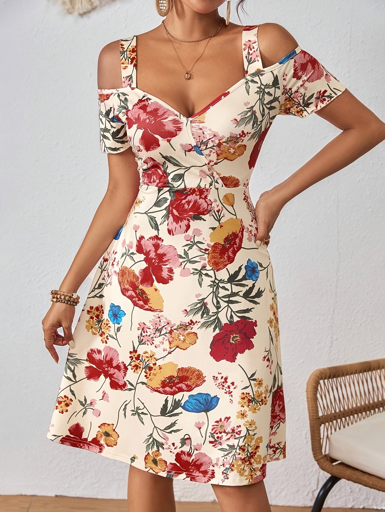 Abito senza spalline, fantasia floreale, design colorato