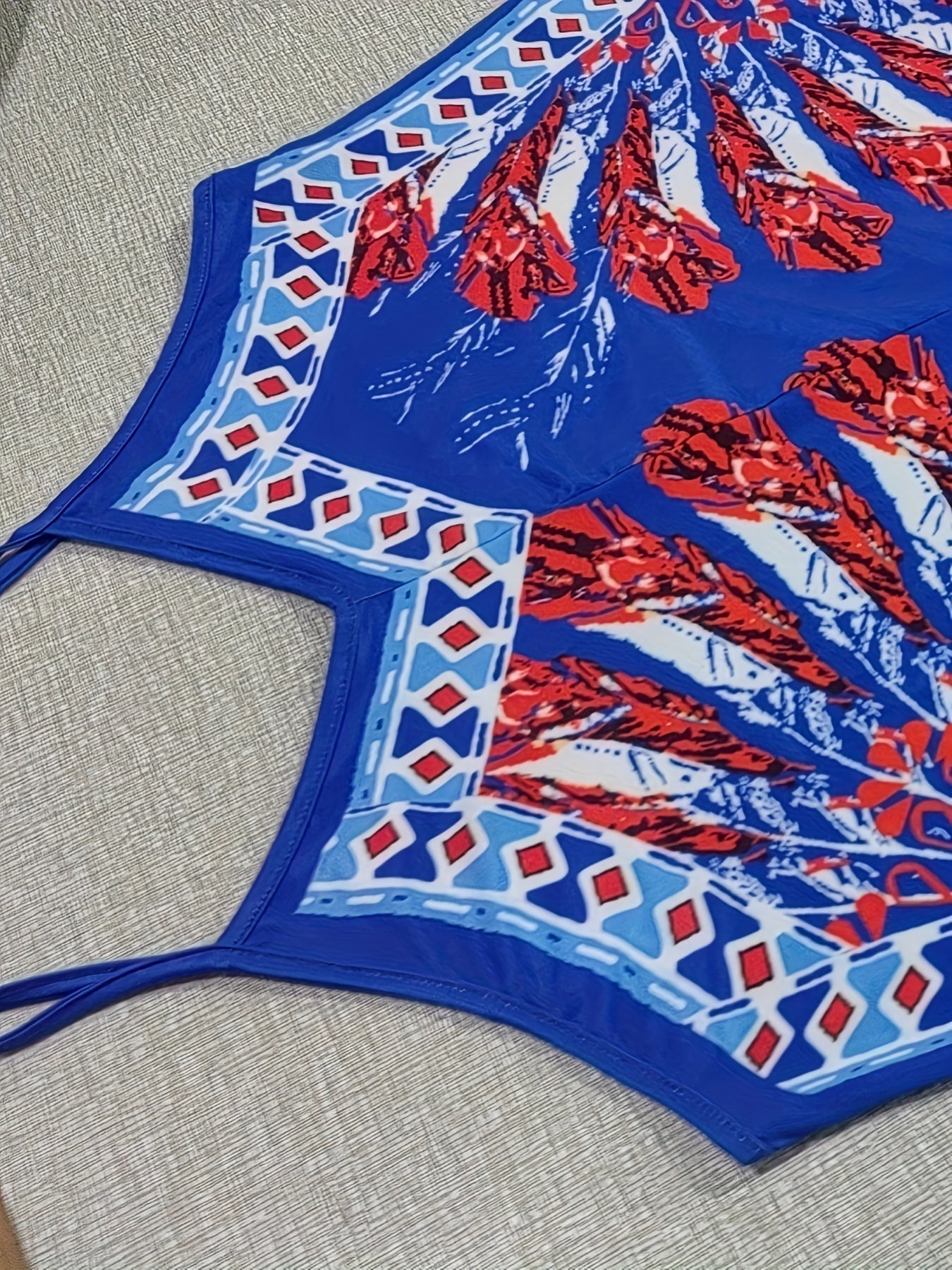 Abito da spiaggia con scollo a V e spalline, con stampe e orlo asimmetrico