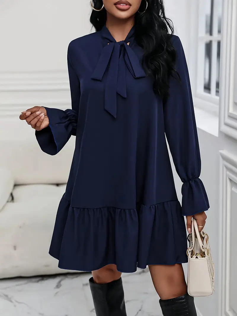 Sofisticato abito a maniche lunghe con scollatura a fiocco e balze