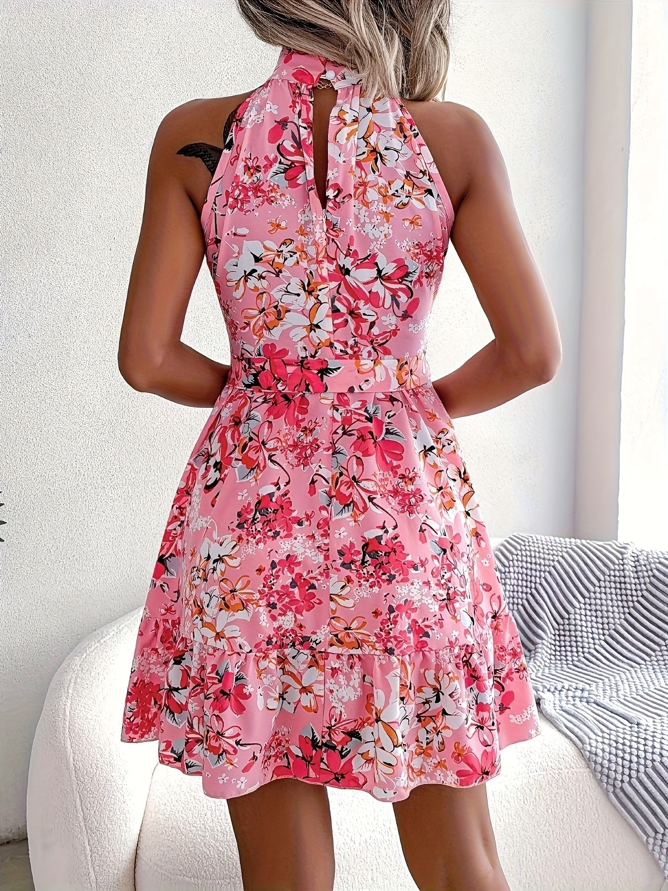 Mini abito estivo senza spalline con motivo floreale e cintura regolabile rosa