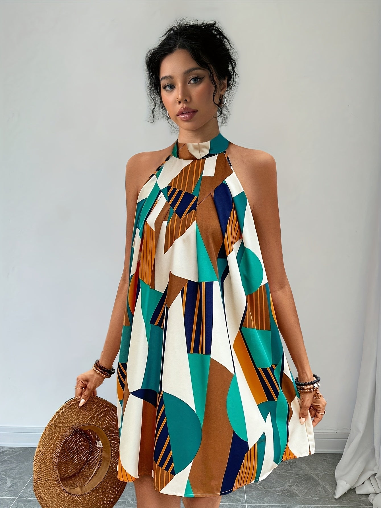 Elegante abito midi a motivi geometrici con accenti dorati