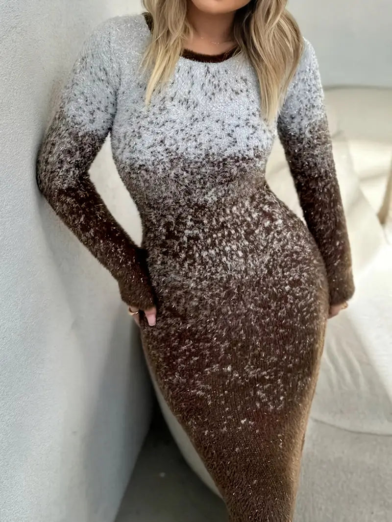 Maglia in tinta con l'abito da casa aderente alla figura