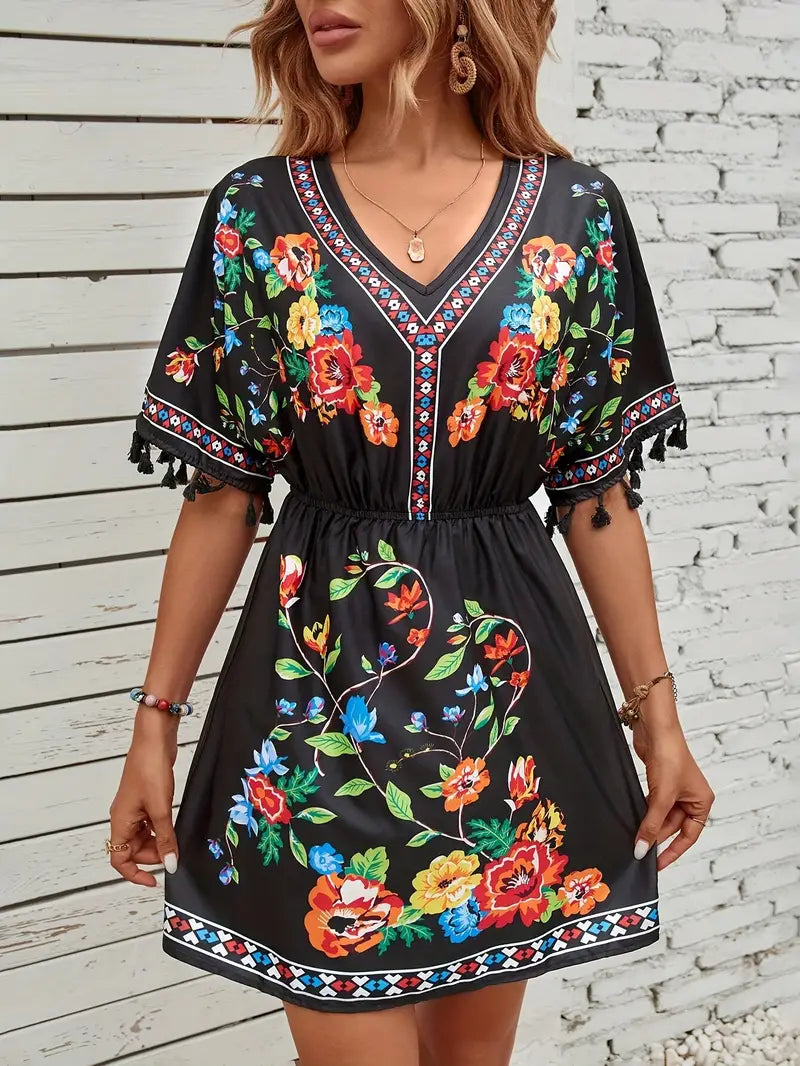 Elegante abito da donna con scollo a V e motivo floreale con nappe