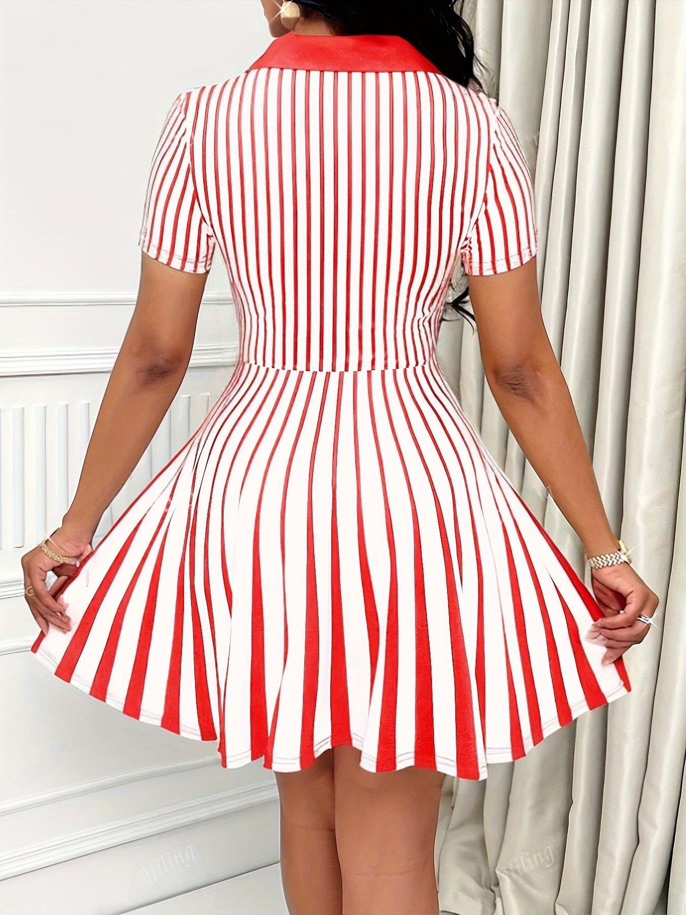 Abito da donna casual ed elegante a righe con colletto a polo e maniche corte
