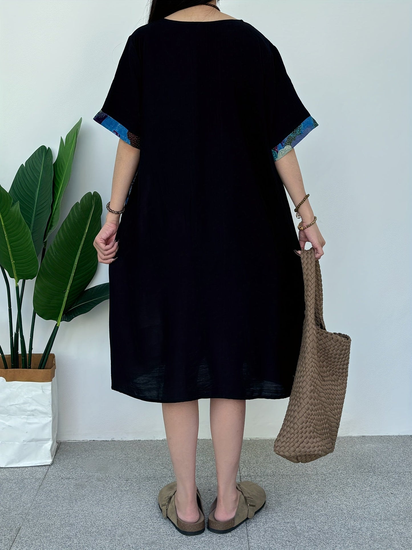 Abito da donna in lino plus size - a blocchi di colore, scollo rotondo, tasche, arioso e confortevole