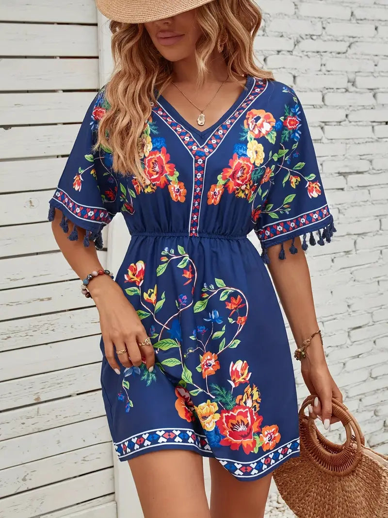 Elegante abito da donna con scollo a V e motivo floreale con nappe