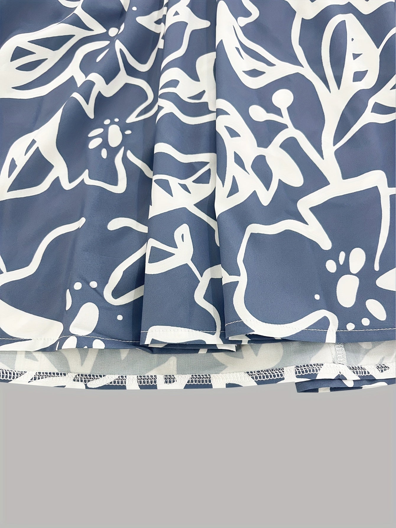 Abito a canotta con orlo a balze e stampa floreale, scollo a V senza maniche