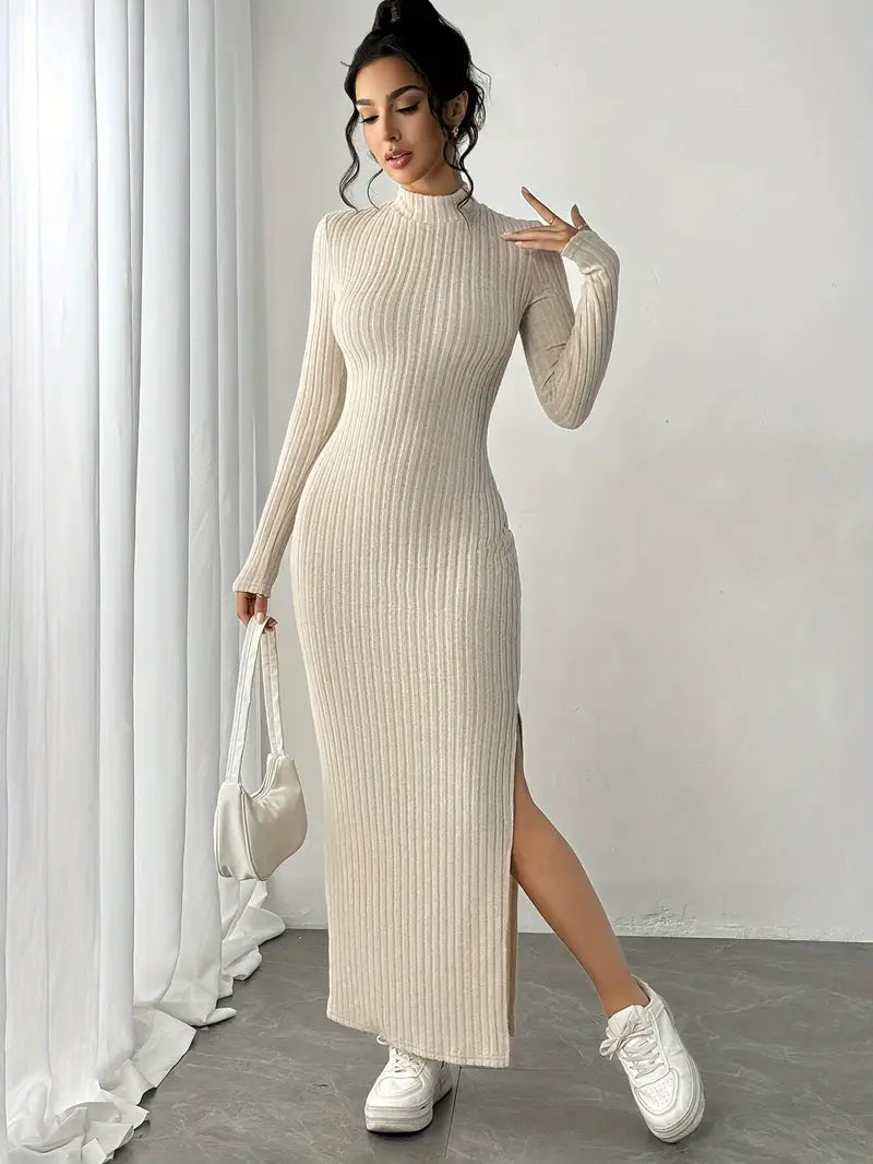 Abito in maglia a coste con colletto, maniche lunghe e spacco laterale