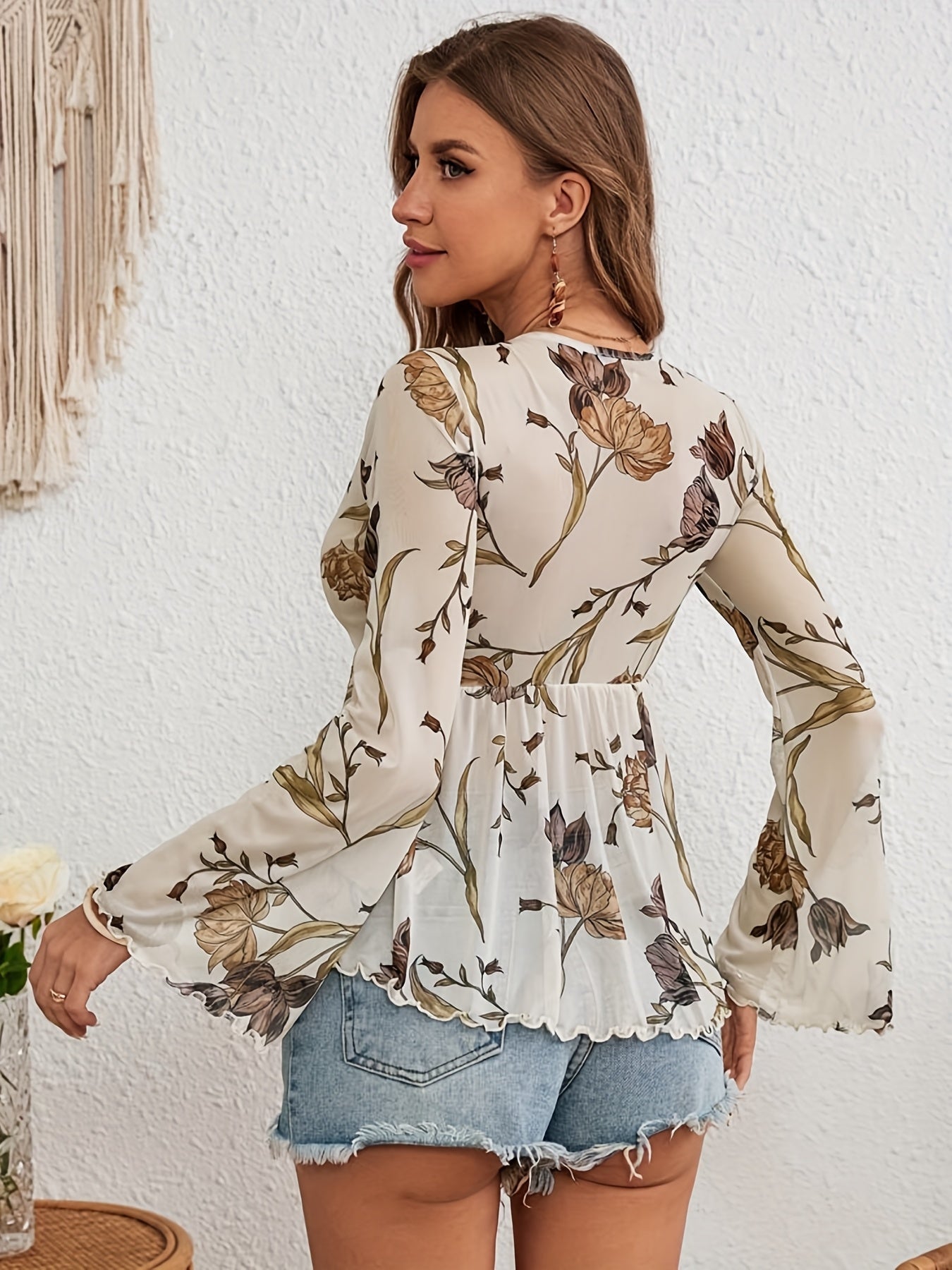 Elegante abito in rete floreale - scollo a V, maniche lunghe e leggerezza per la primavera e l'estate