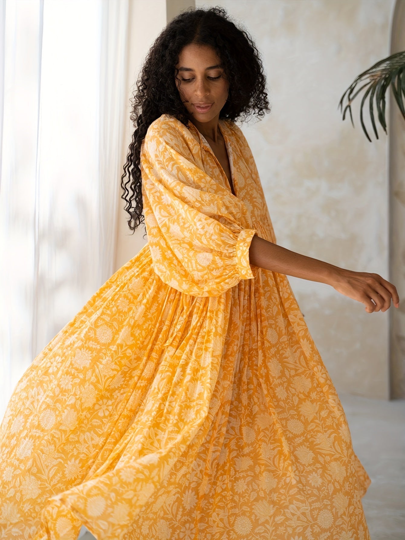 Abito floreale con scollo a V - Abito estivo arioso con maniche a lanterna