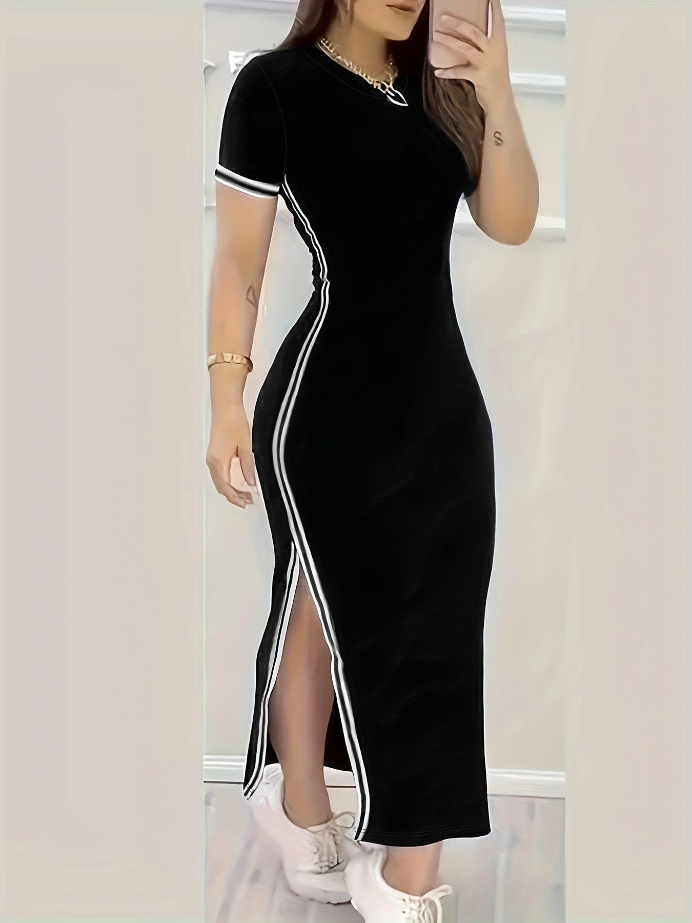 Elegante abito bodycon con orlo a contrasto - maniche corte e aderente alla figura