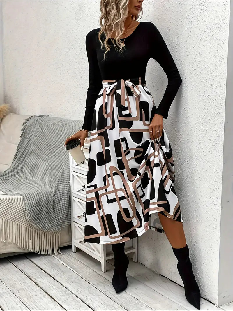 Abito con cintura, stampa grafica e impunture