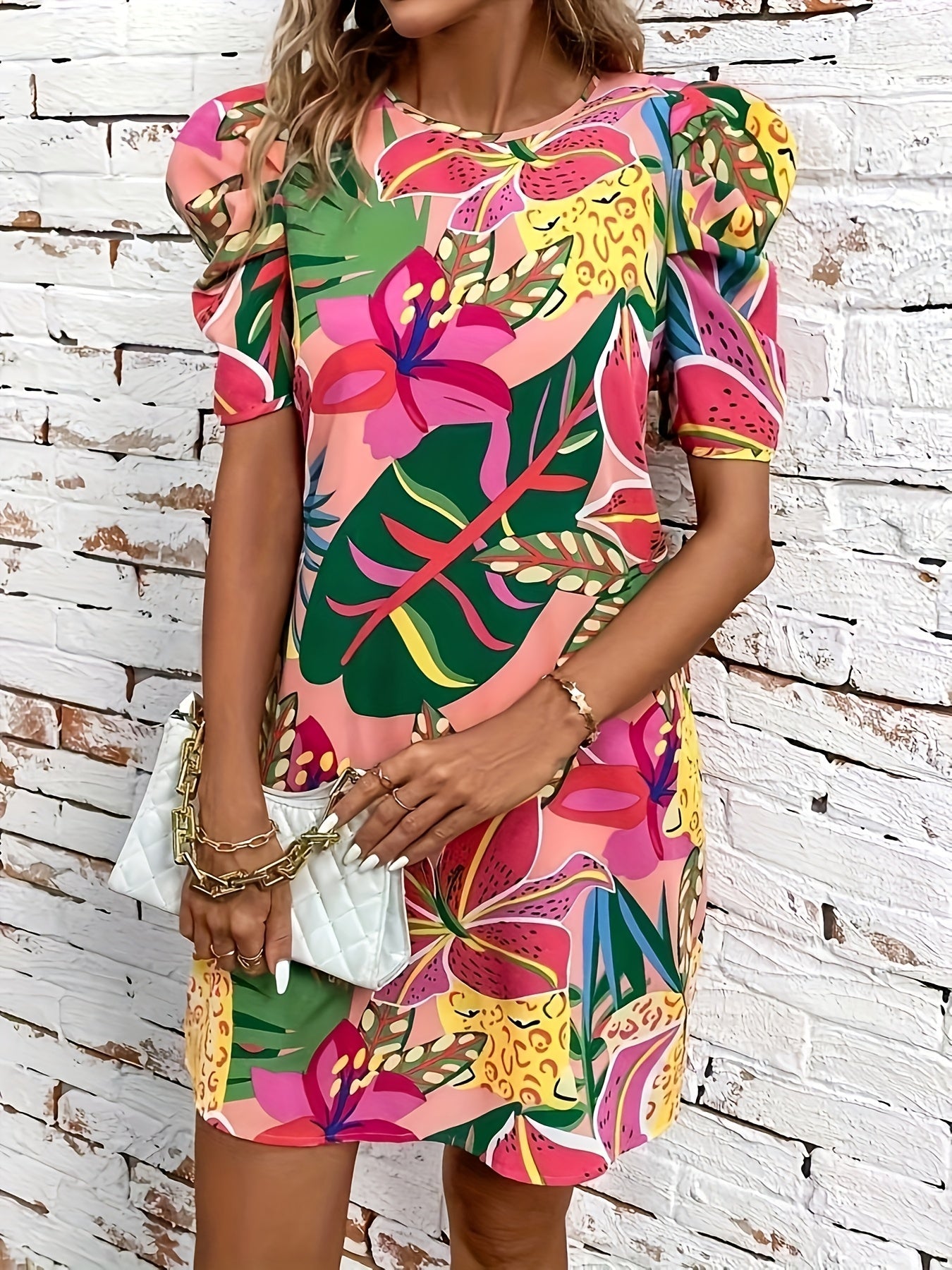 Abito estivo arioso con stampa - lunghezza al ginocchio, maniche a sbuffo, elegante e confortevole