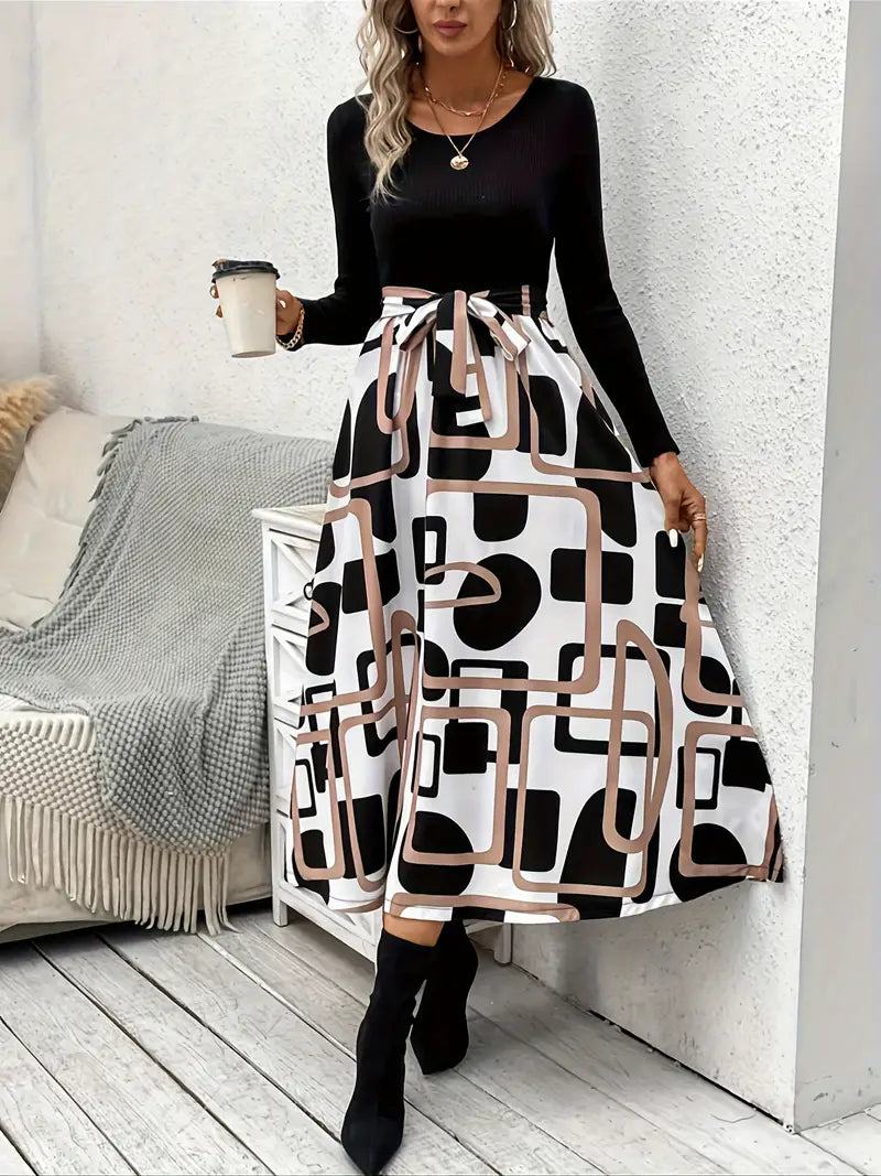 Abito con cintura, stampa grafica e impunture