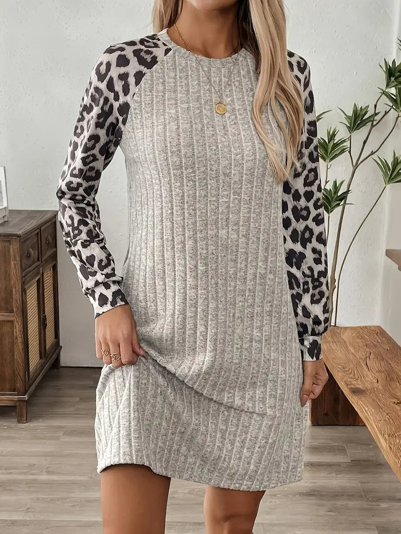 abito stagionale glam elegante con scollo rotondo e motivo leopardato in linea