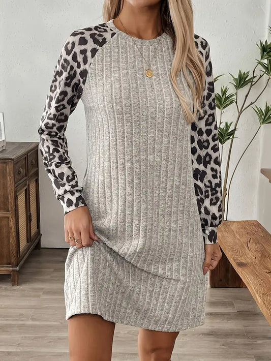 abito stagionale glam elegante con scollo rotondo e motivo leopardato in linea