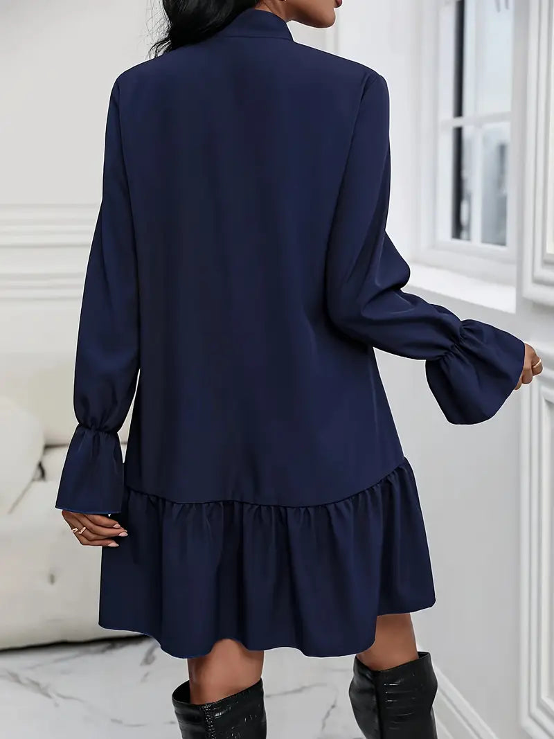 Sofisticato abito a maniche lunghe con scollatura a fiocco e balze