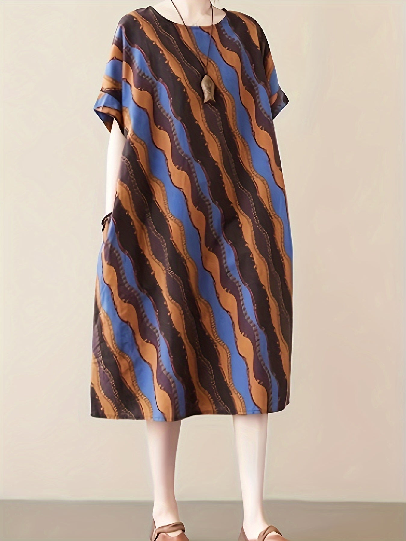 Abito in lino da donna - Motivo geometrico, Scollo rotondo, Maniche corte e tasche, Aereo e confortevole