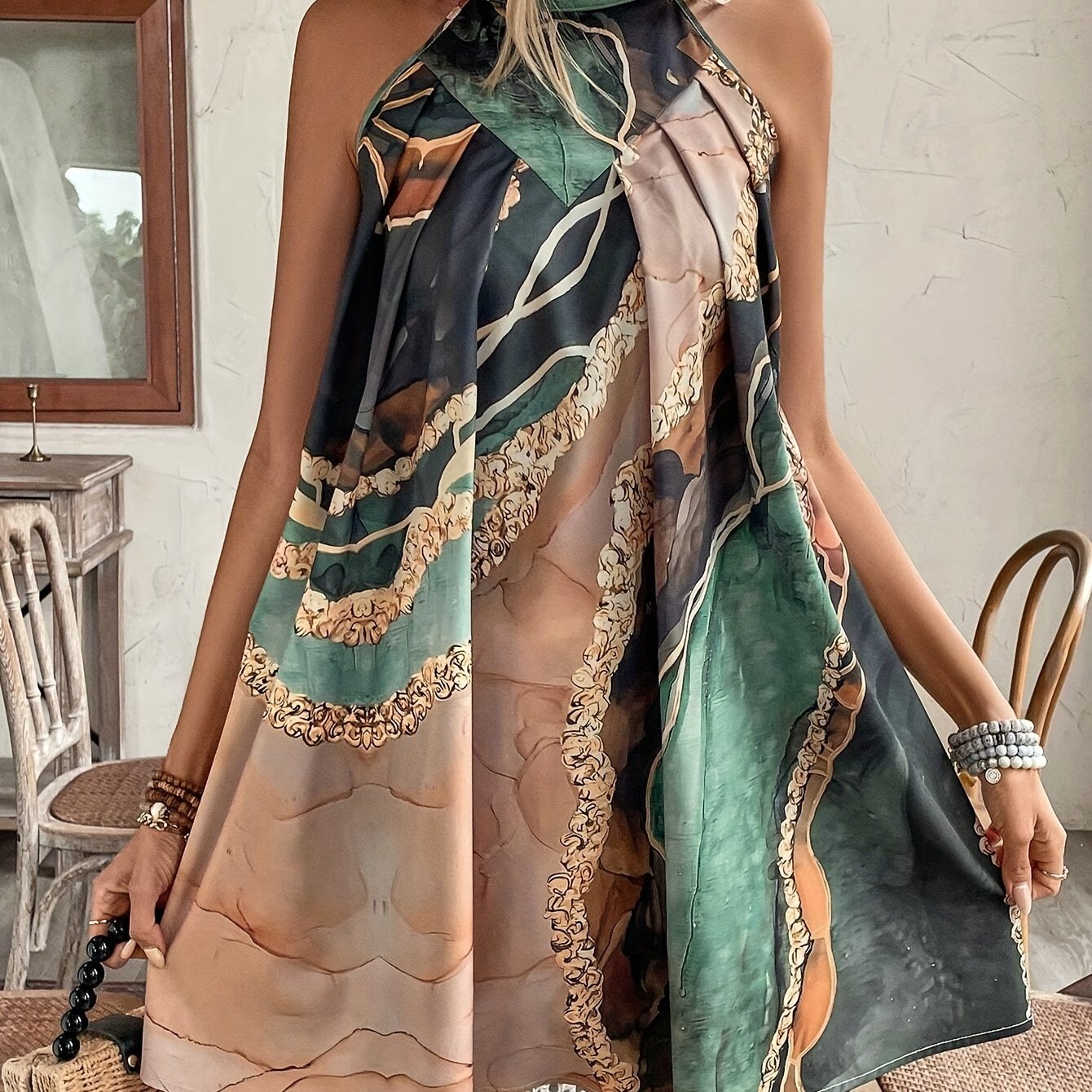 Elegante abito midi a motivi geometrici con accenti dorati