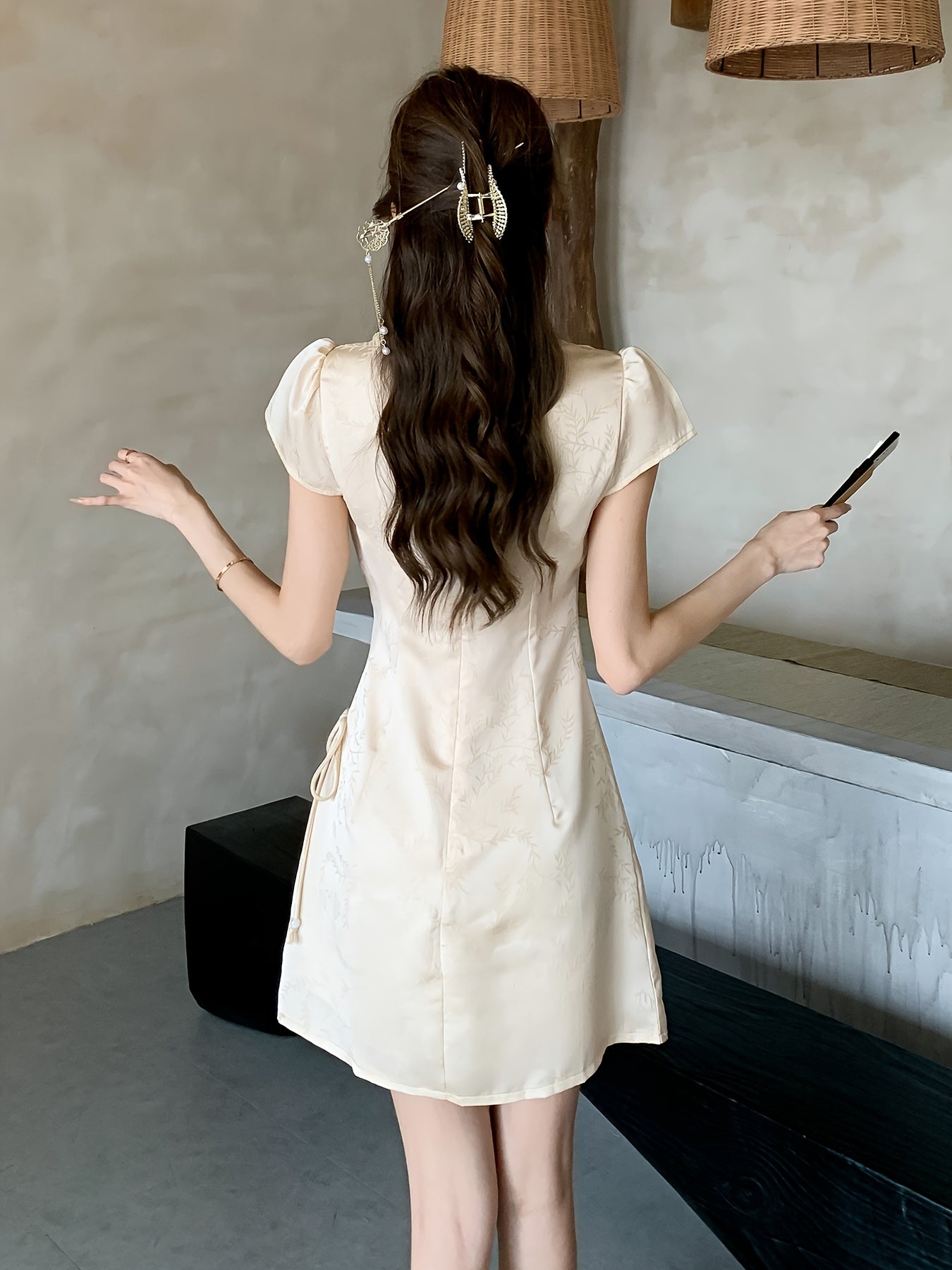 Elegante abito estivo in raso - Beige, scollo a V, maniche corte, coulisse in vita, linea ad A