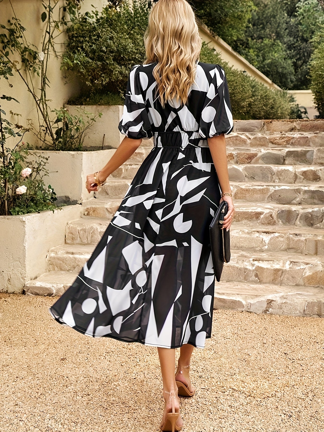 Elegante abito estivo - aderente, lungo, con scollo a V, stampato, arioso e femminile