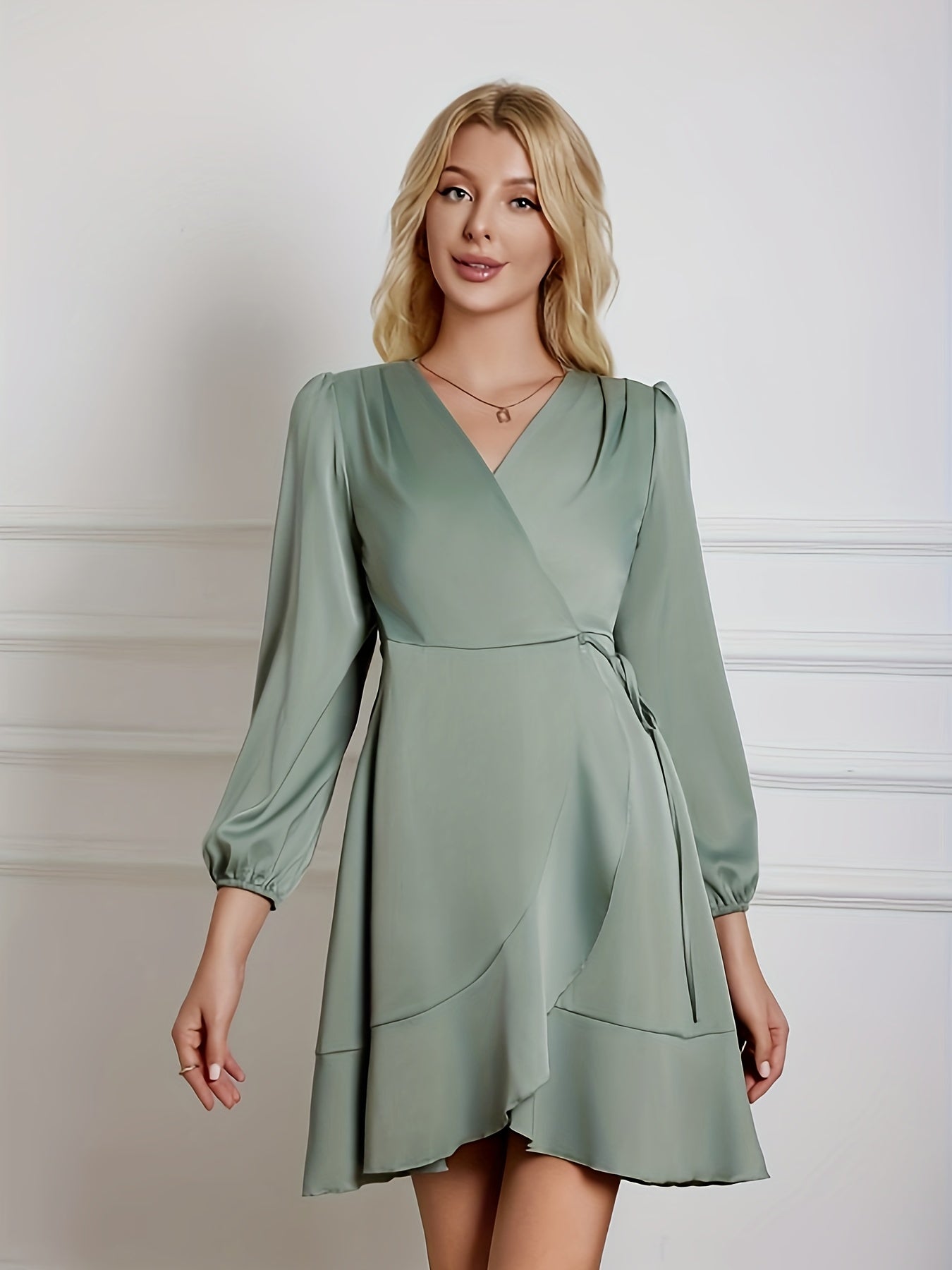 Abito a portafoglio in raso verde menta per donna - maniche a lanterna, dettaglio volant, collo incrociato