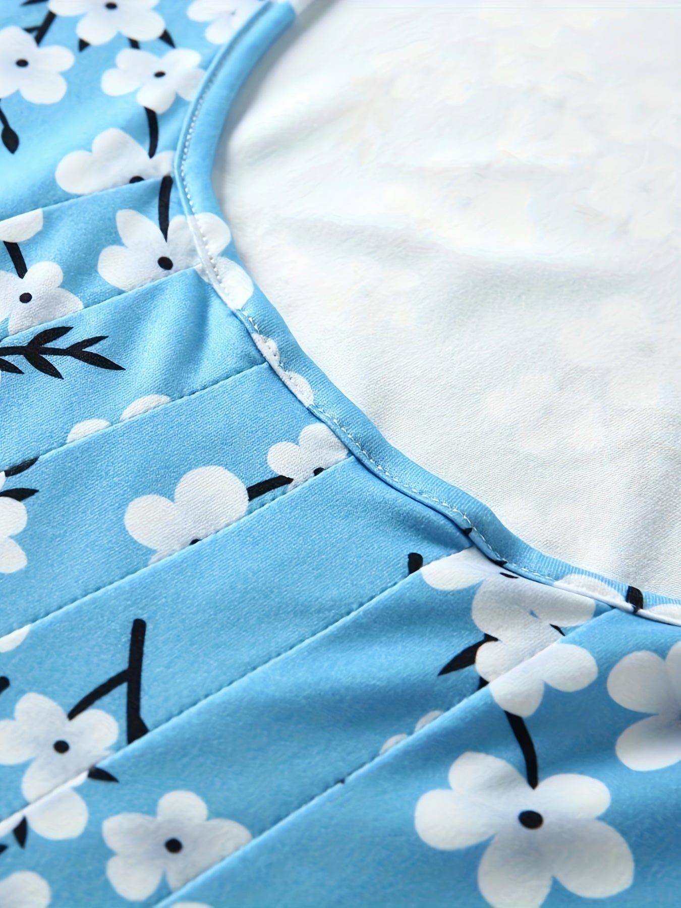 Elegante abito a pieghe senza maniche in stile floreale per l'estate