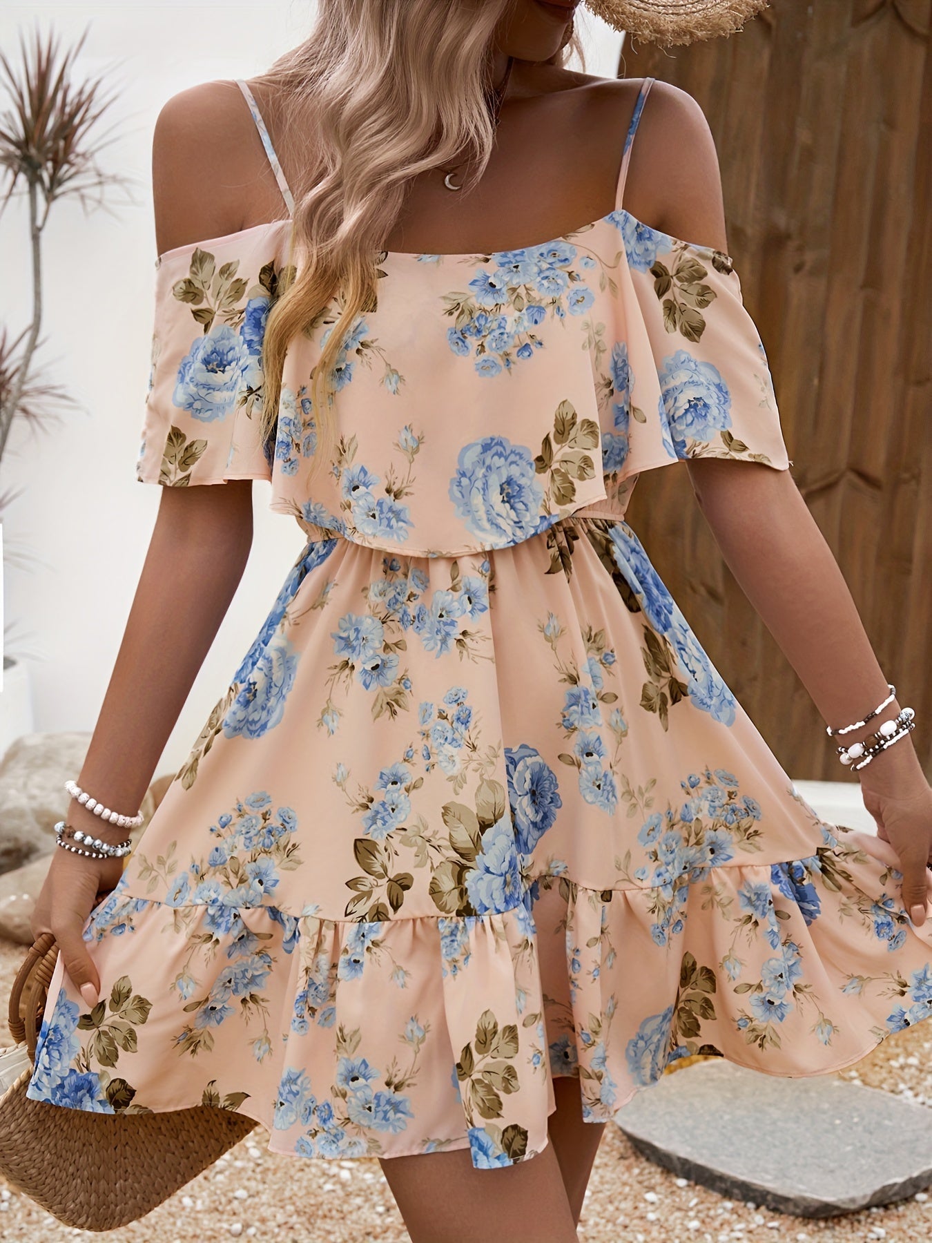 Abito estivo elegante con stampa floreale, senza spalle e con volant