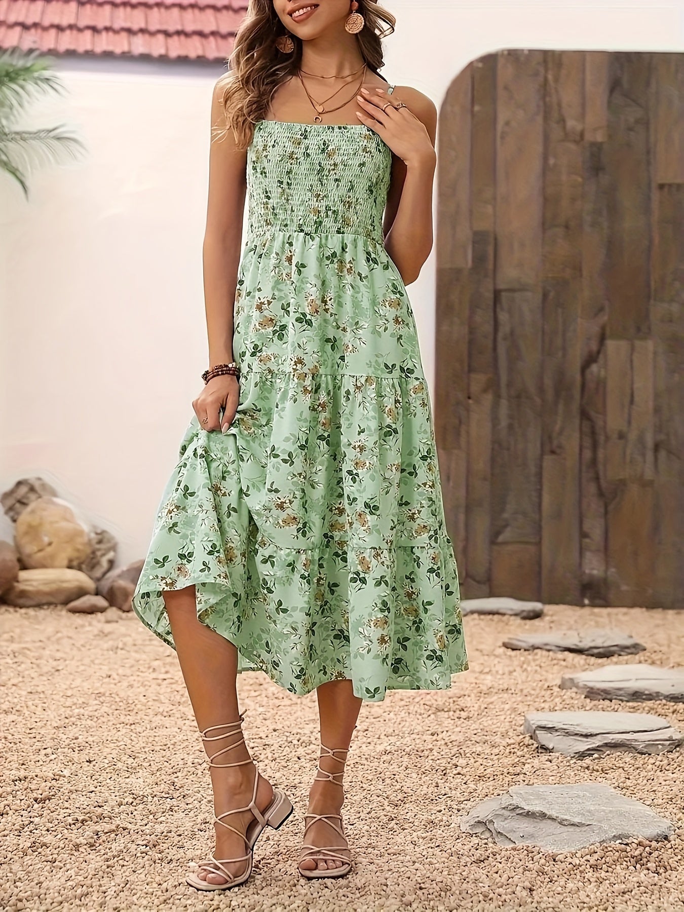 Abito estivo a fiori con spalline, arioso ed elegante