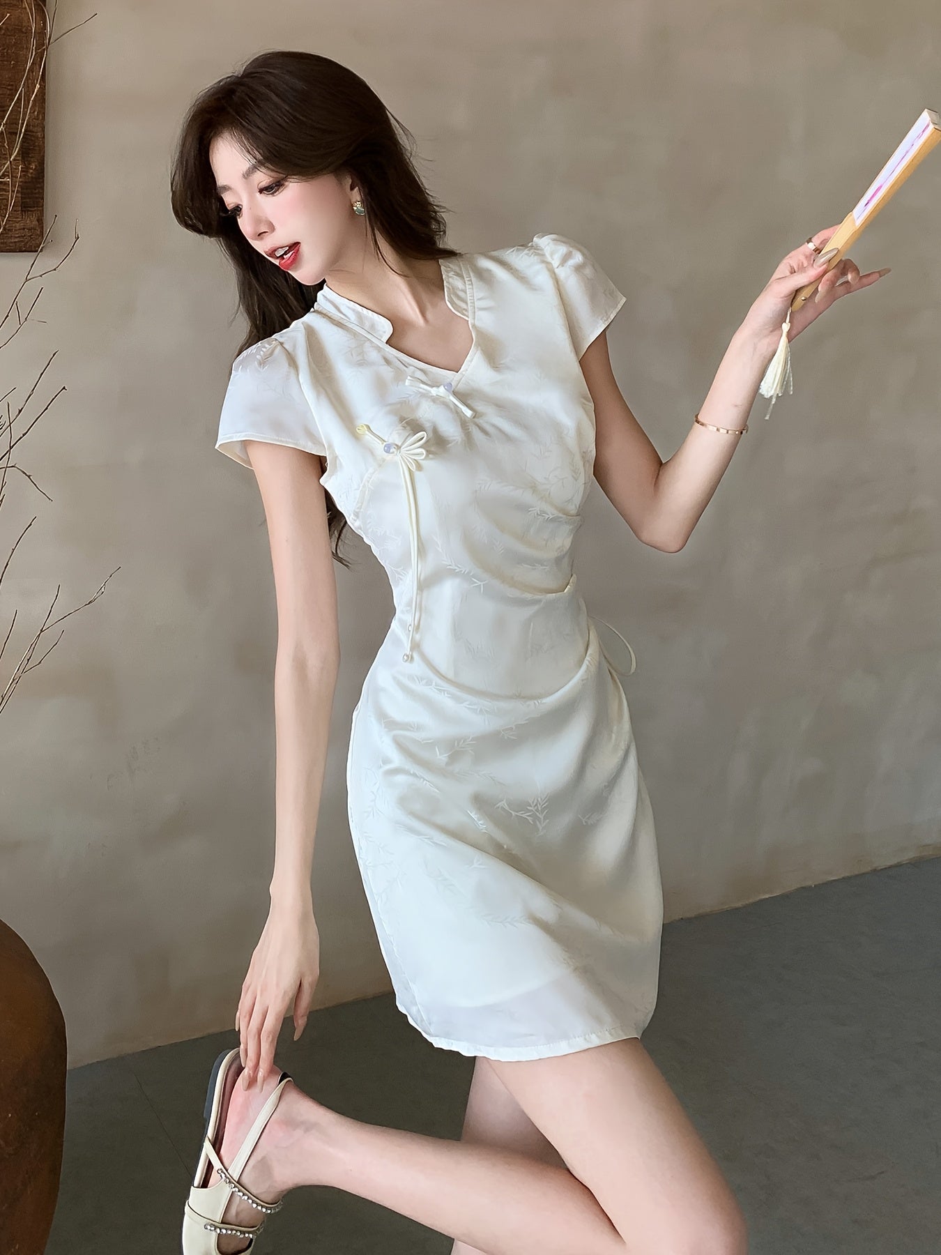 Elegante abito estivo in raso - Beige, scollo a V, maniche corte, coulisse in vita, linea ad A