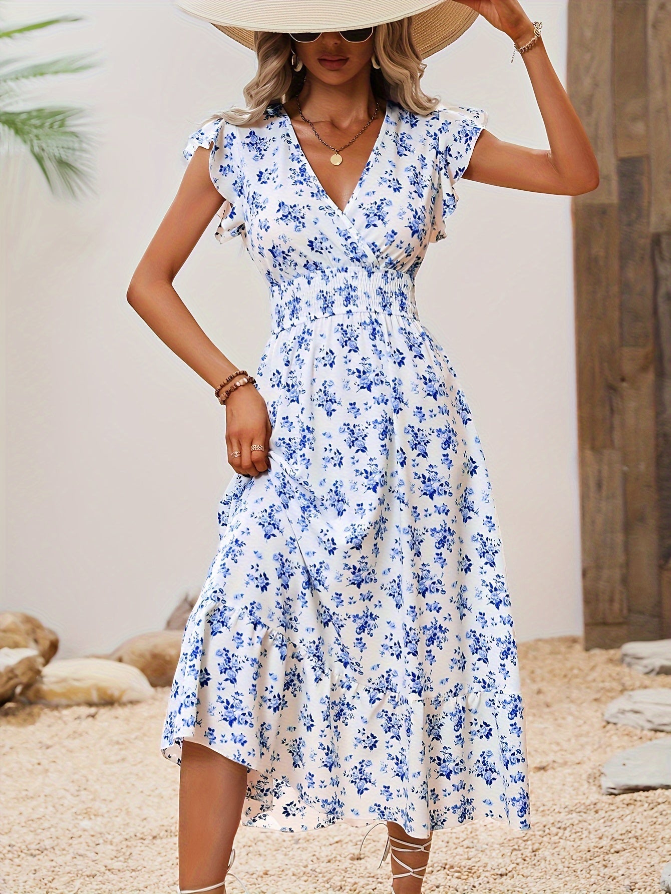 Maxi abito floreale da donna con eleganti fronzoli, look avvolgente estate
