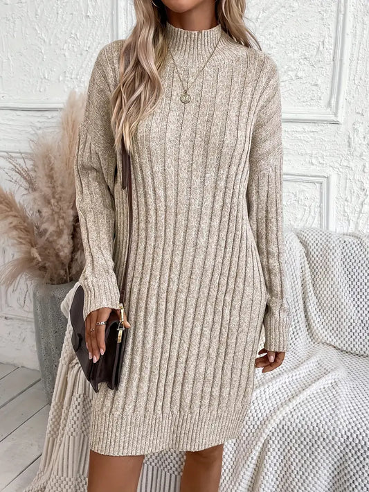 Abito moderno con orlo svasato e scollatura alta in maglia a coste