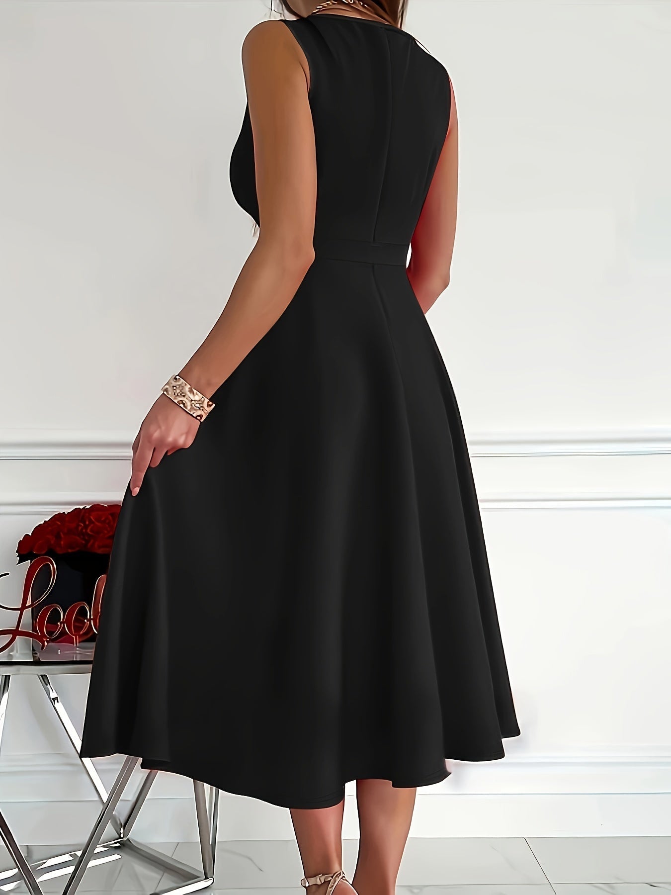 Elegante abito estivo midi da donna con scollo a V e orlo a balze senza maniche