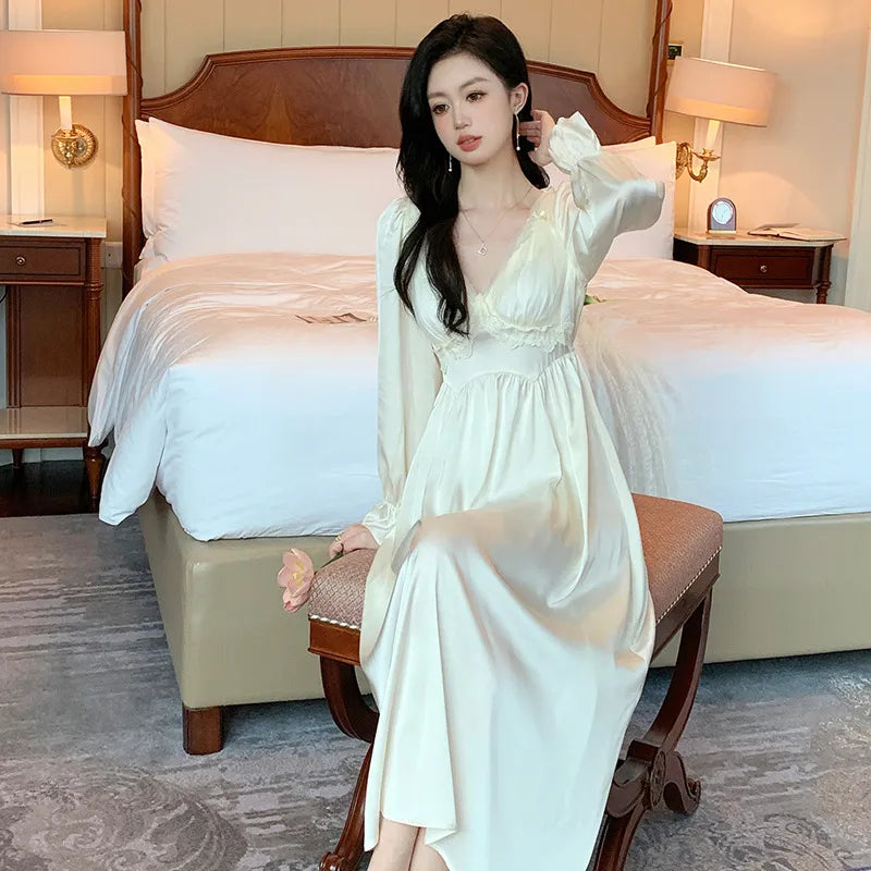 Abito con maniche a lanterna, scollo a cuore e spacco sull'orlo