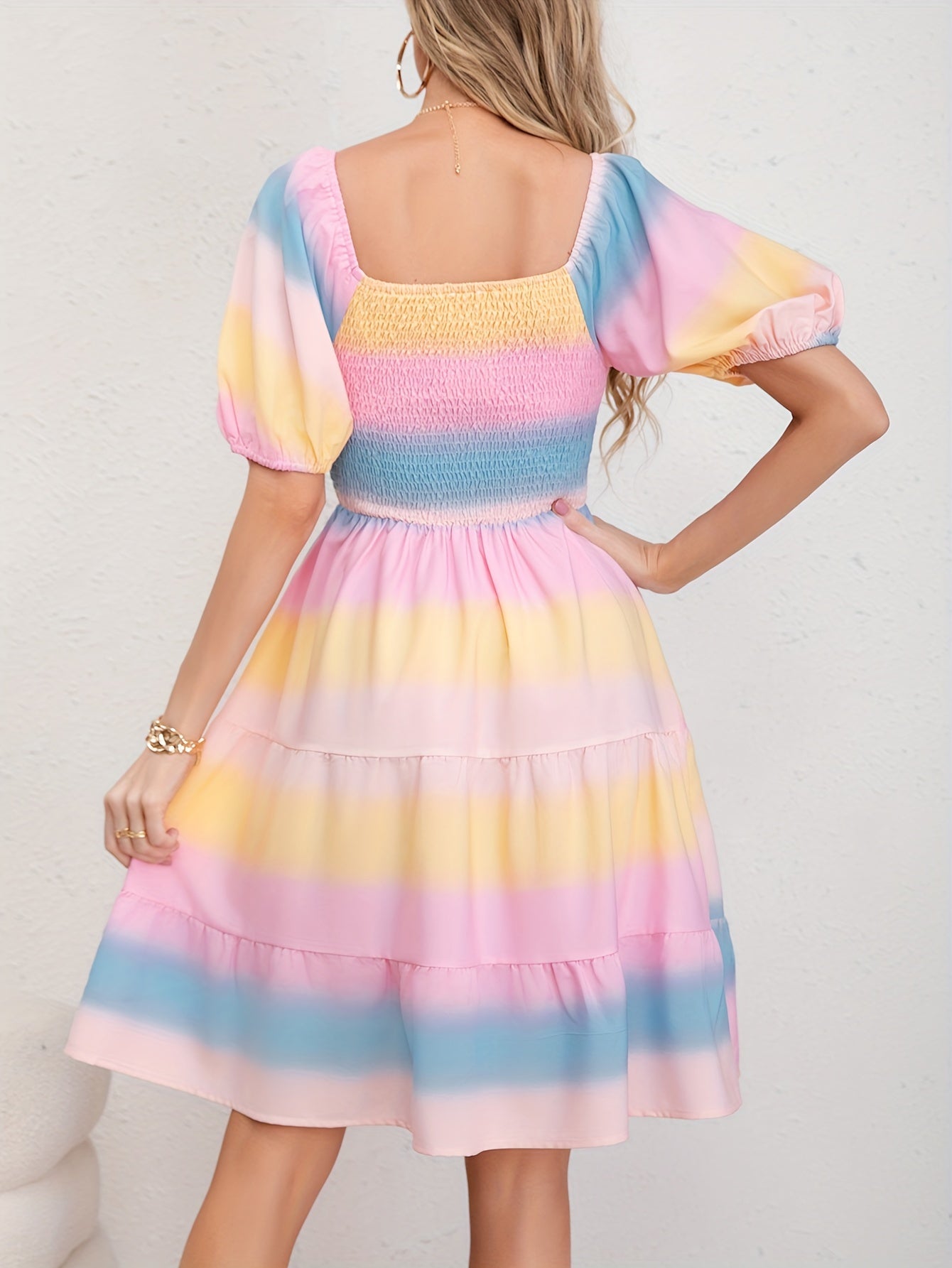 Abito estivo midi a righe - fuori dalla spalla, maniche corte e orlo a balze