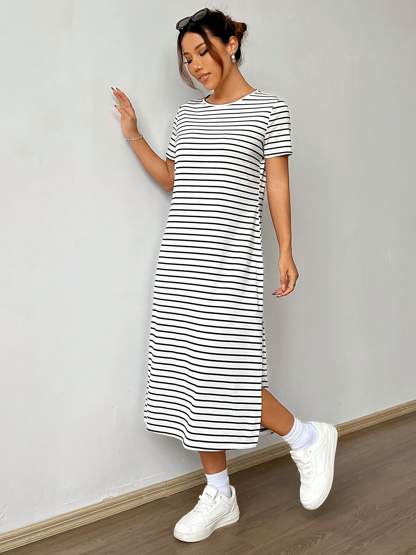 Abito estivo a righe bianche e nere, casual a maniche corte