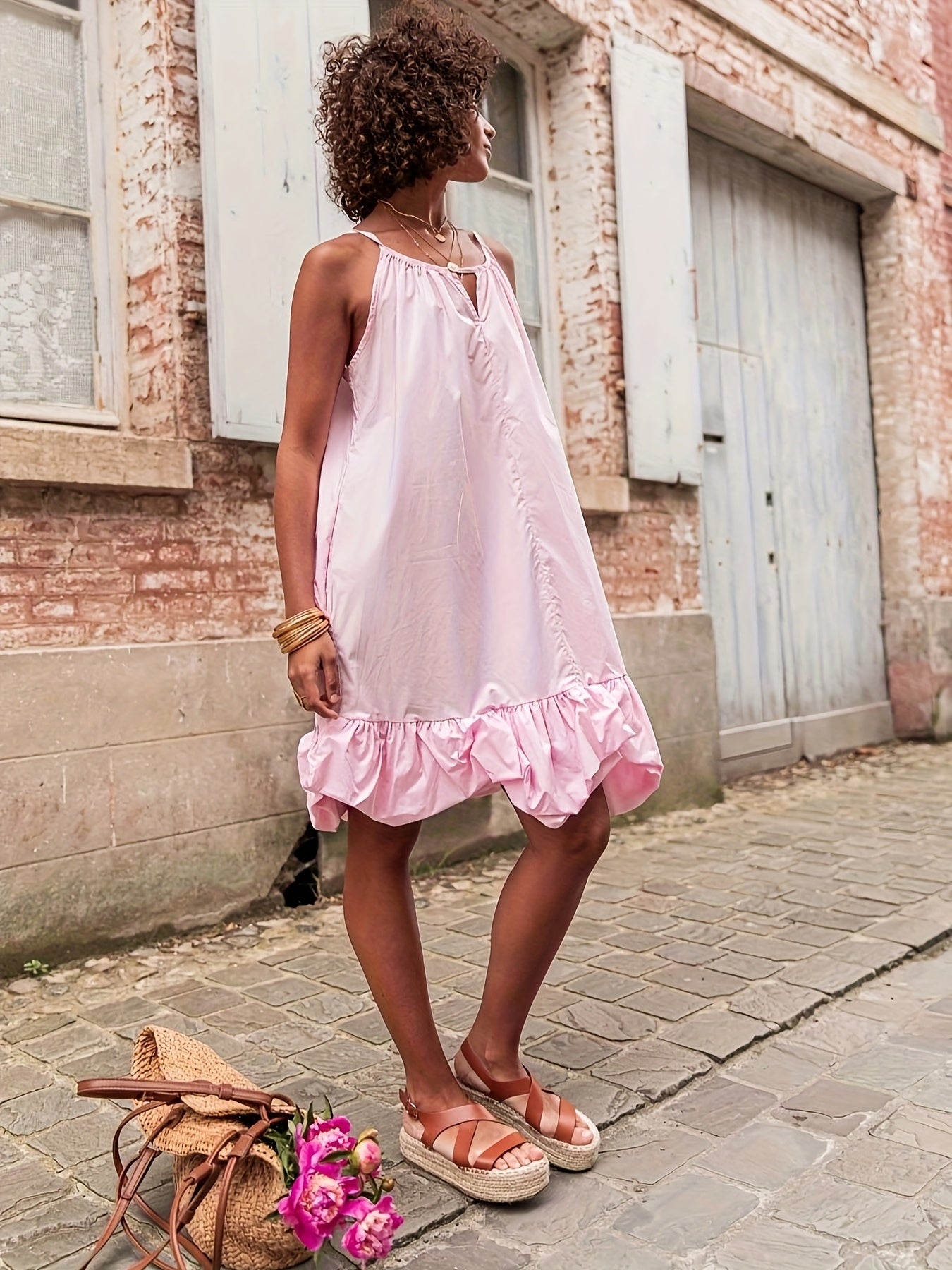 Abito estivo con cinturino sottile in poliestere rosa arioso e alla moda