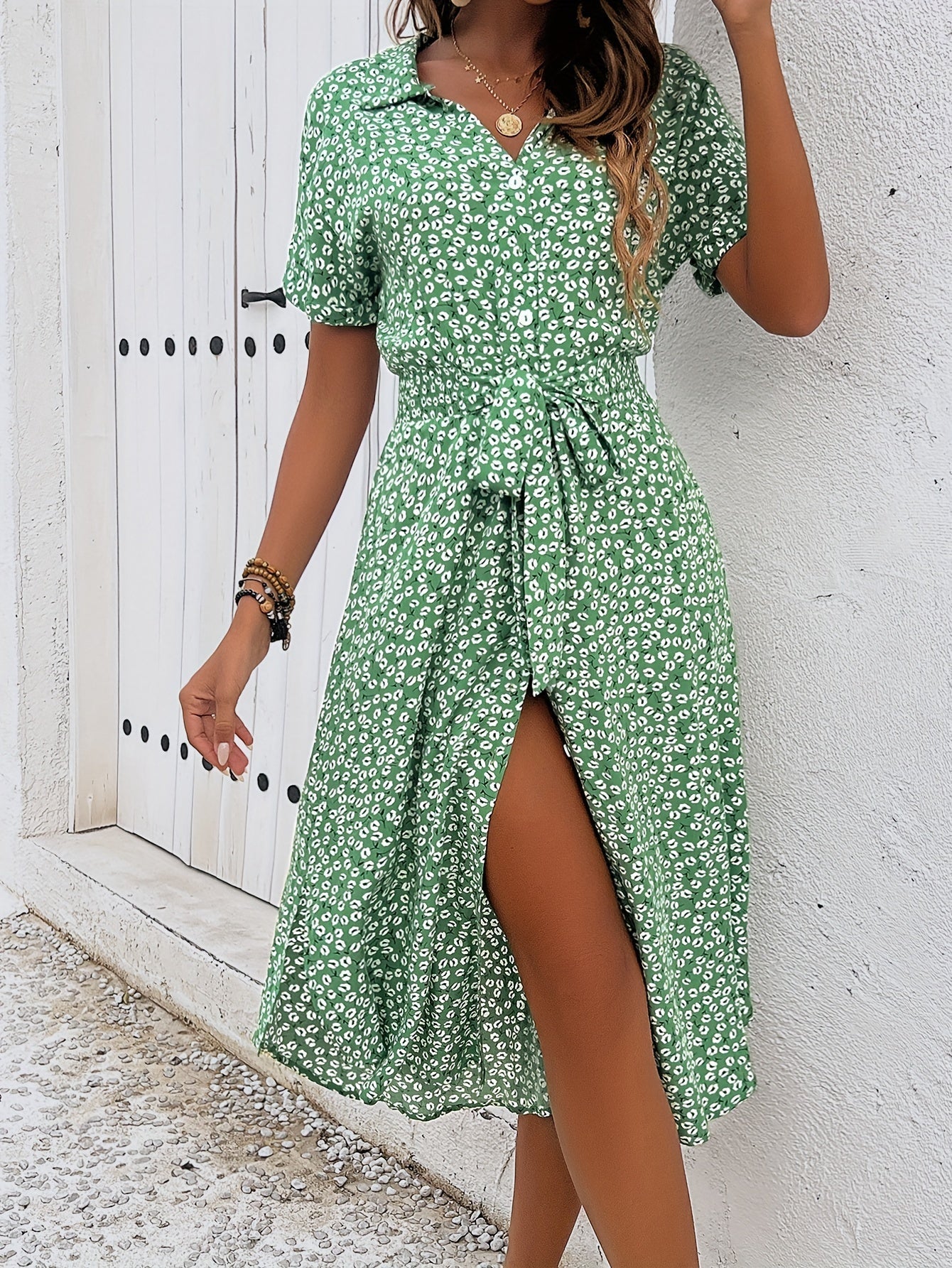 Elegante abito midi a stampa floreale con cintura, maniche corte, chiusura con bottoni