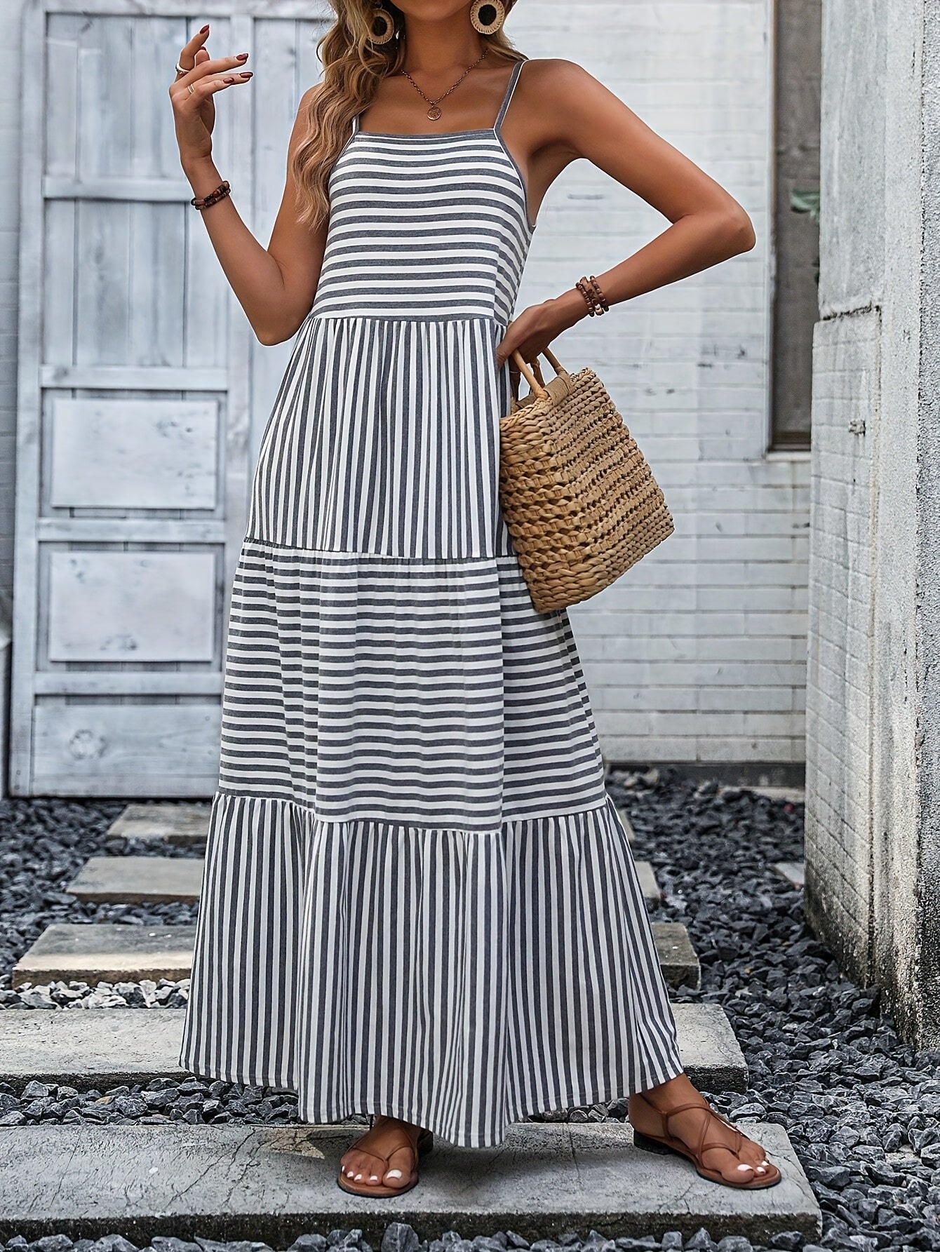 Maxi abito a righe bianche e nere Vestito estivo arioso per la spiaggia